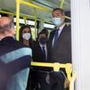 Los reyes y un viaje histórico en un autobús de la EMT ante la sorpresa de los madrileños