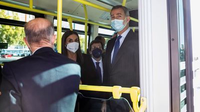 Los reyes y un viaje histórico en un autobús de la EMT ante la sorpresa de los madrileños