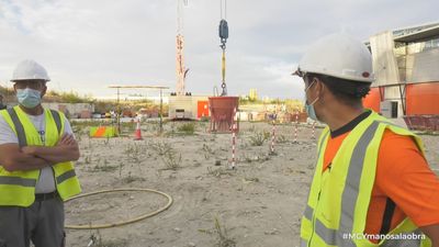Visitamos la única escuela de Madrid en la que se forma a los operarios con grúas reales para aprender el oficio