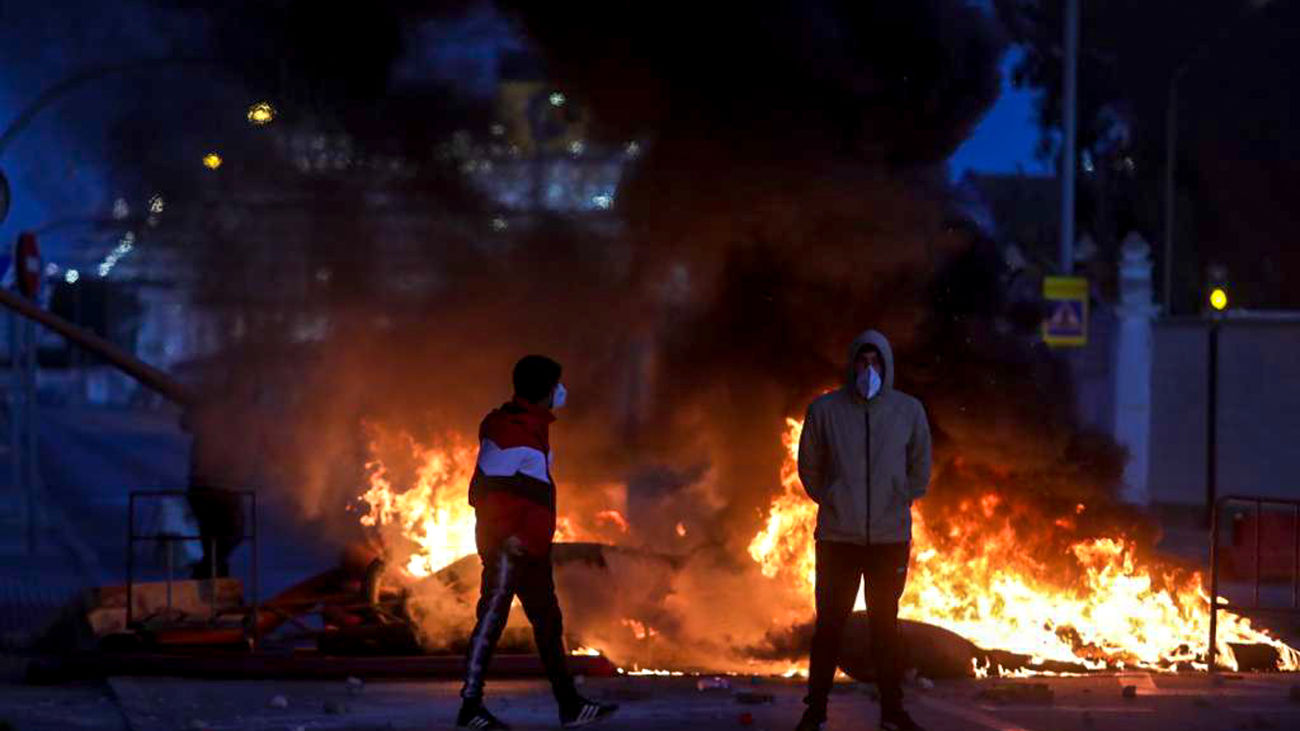 Fogatas y cortes de tráfico en las primeras horas de huelga del metal en Cádiz