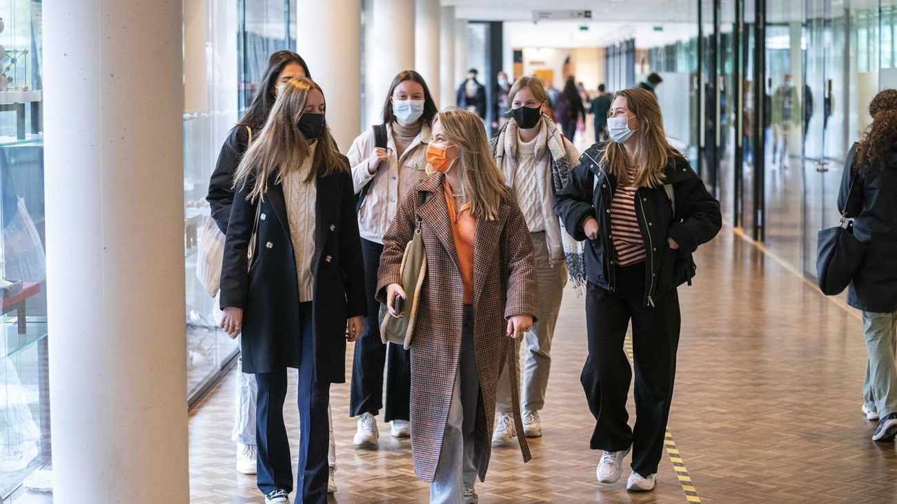 Estudiantes universitarios en Amsterdam con mascarillas