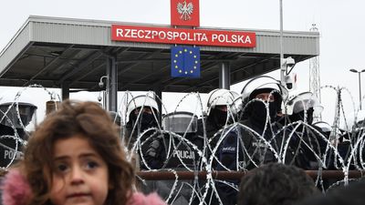 Herido grave un policía polaco en los enfrentamientos en la frontera con Bielorrusia