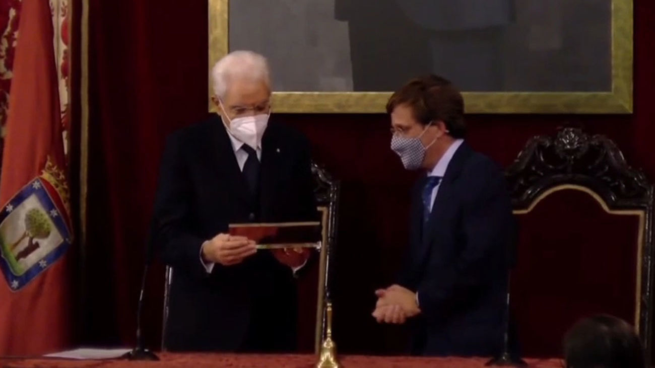 Almeida entrega la Llave de Oro a Mattarella y ensalza la unión de Italia y España