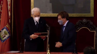 Almeida entrega la Llave de Oro a Mattarella y ensalza la unión de Italia y España