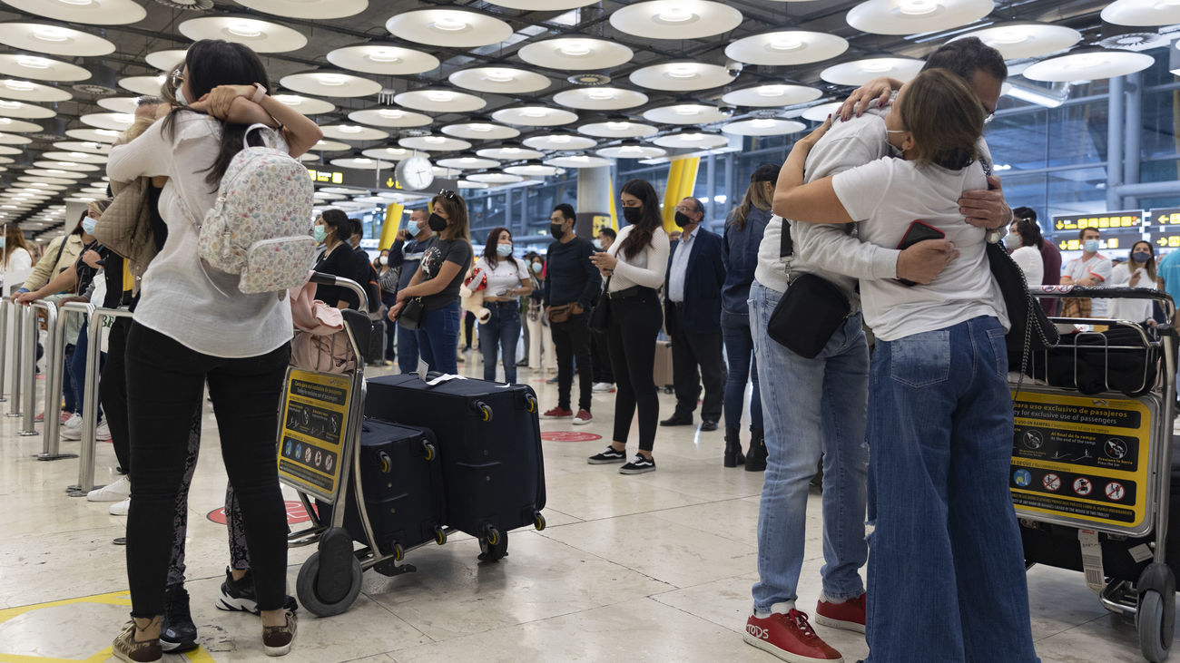 Varias personas se abrazan en el aeropuerto de Madrid Barajas
