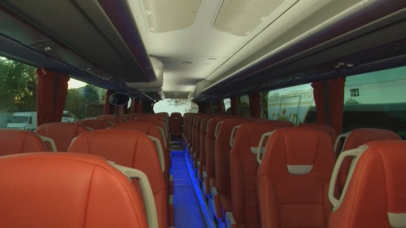 ¿Cómo deben bajar y cruzar los menores al salir del autobús?