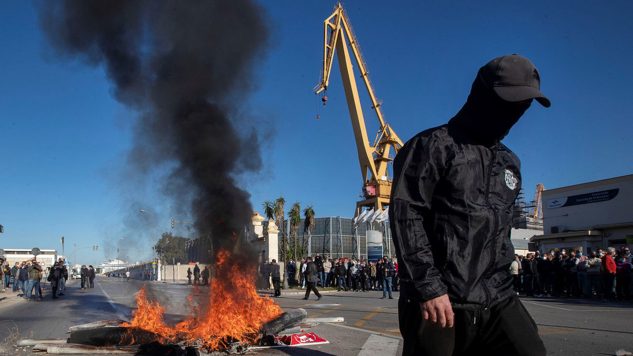 Sube la tensión en Cádiz con un detenido y un camionero herido