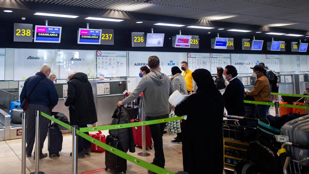 Varios pasajeros se disponen a facturar para coger un vuelo a Casablanca