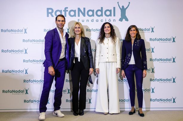 Rafael Nadal, junto a su madre, Anna María Parera  y Xisca Perelló / EFE