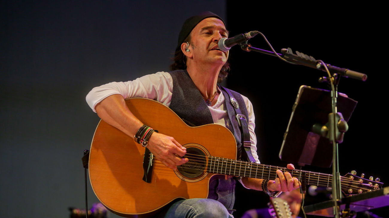 Álvaro Urquijo publica la biografía de 'Los Secretos', 22 años  después de la muerte de Enrique