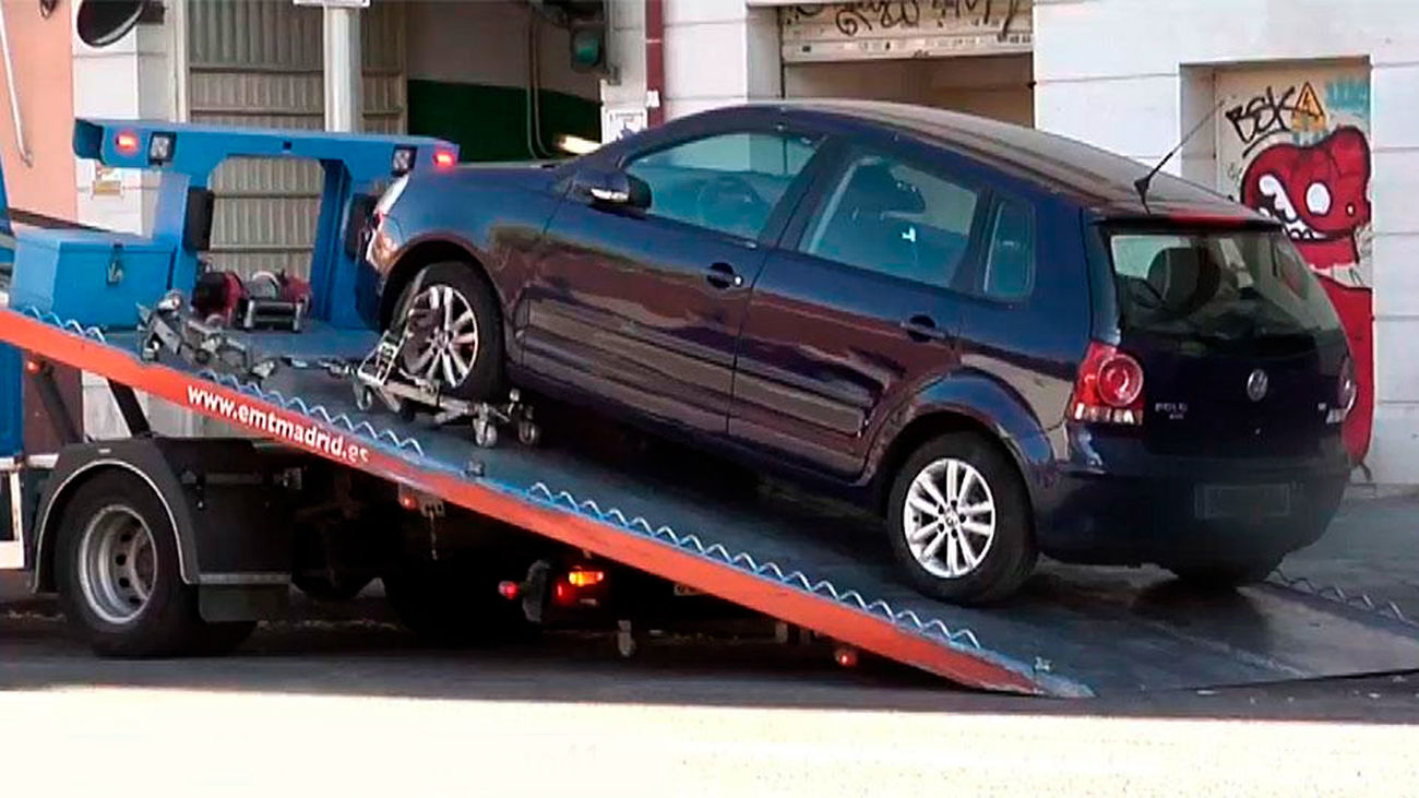 Una grúa del Ayuntamiento de Madrid retira un vehículo de la calle