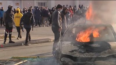 Segunda jornada de huelga del metal de Cádiz: barricadas, quema de vehículos y corte de carreteras