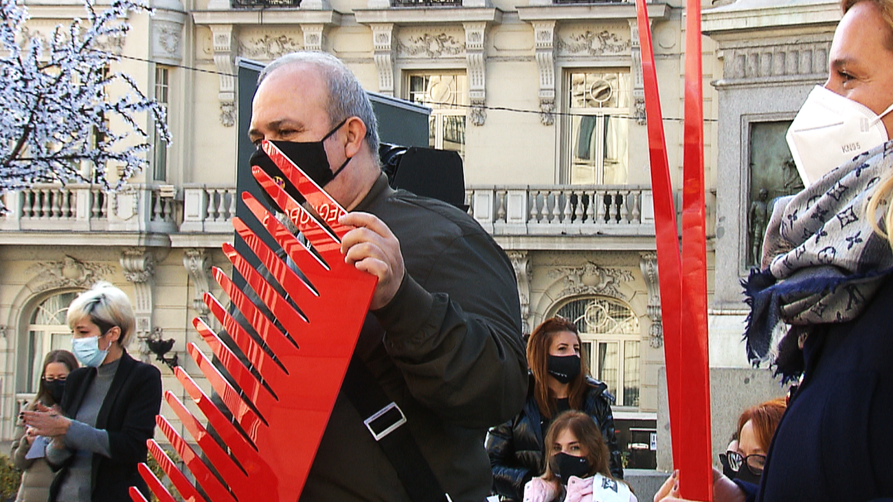 Los peluqueros se encierran para exigir una reducción del IVA en el sector