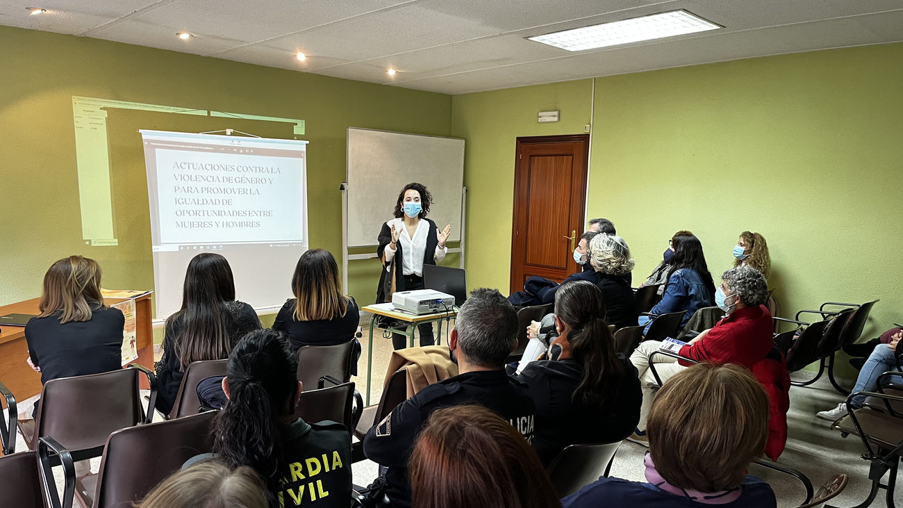 Charla en Campo Real a todos los agentes implicados en la prevención de violencia contra mujeres mayores
