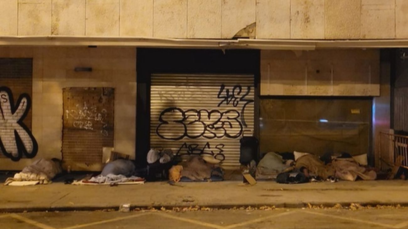 Un grupo de rumanos acampa a las puertas del antiguo VIPS de López de Hoyos