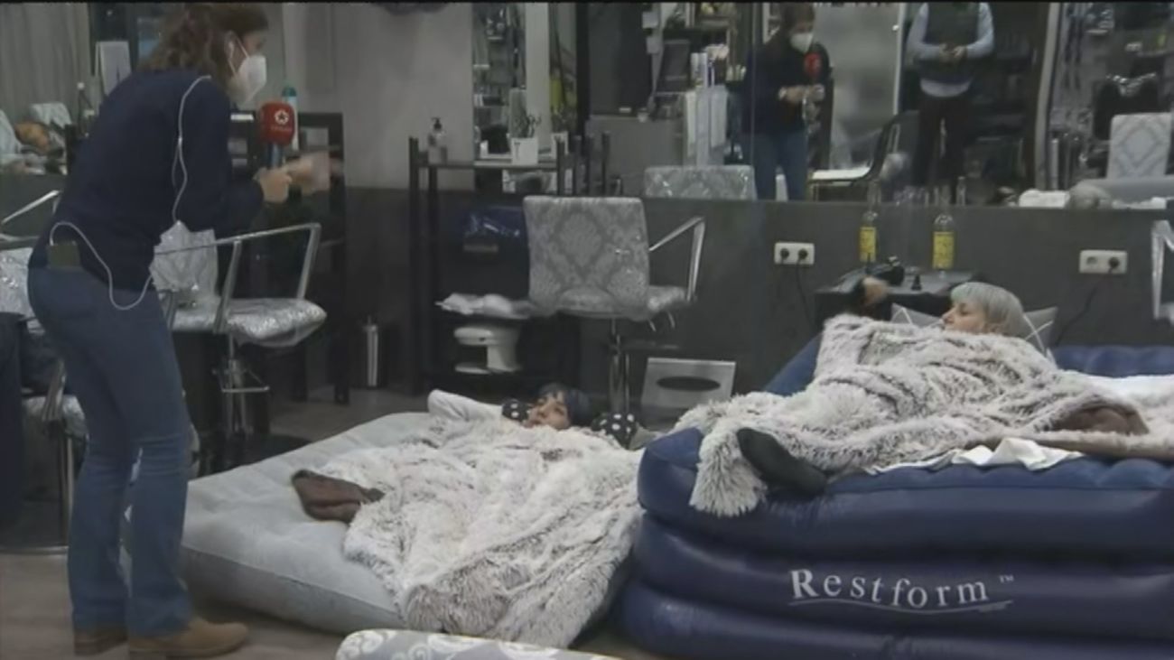 Primera noche de encierro de los peluqueros de Madrid para pedir la bajada del IVA