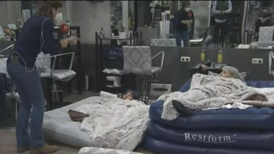 Primera noche de encierro de los peluqueros de Madrid para pedir la bajada del IVA