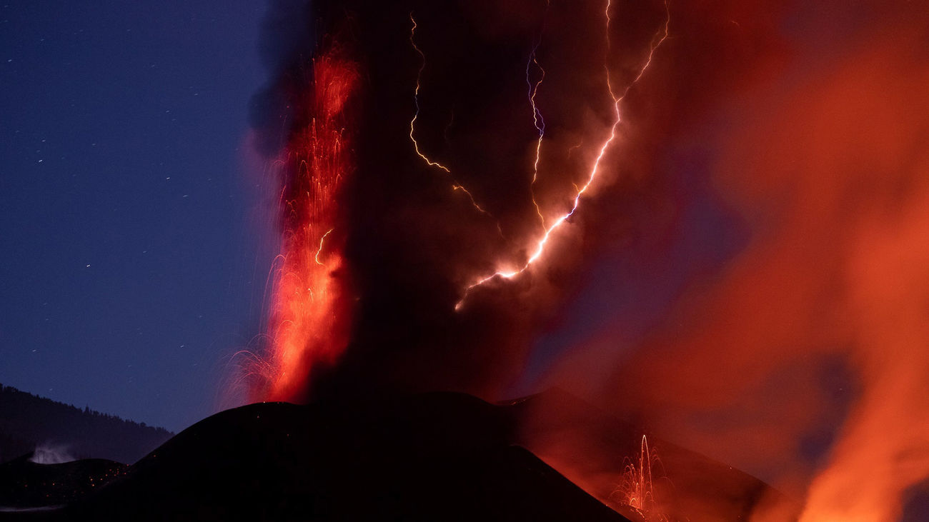 El volcán de La Palma cumple dos meses y supera las 1.000 hectáreas arrasadas