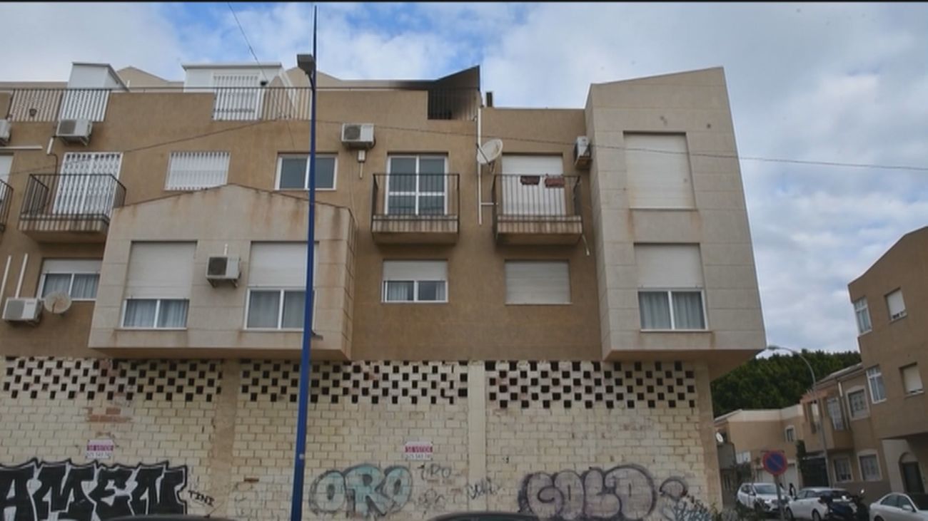 La Policía investiga como intencionado el incendio  de Almería en el que han muerto una madre y dos hijos