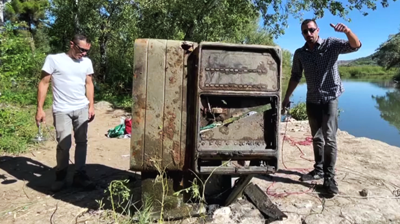 Luis y Rafa limpian zonas fluviales a través de la pesca con un potente imán