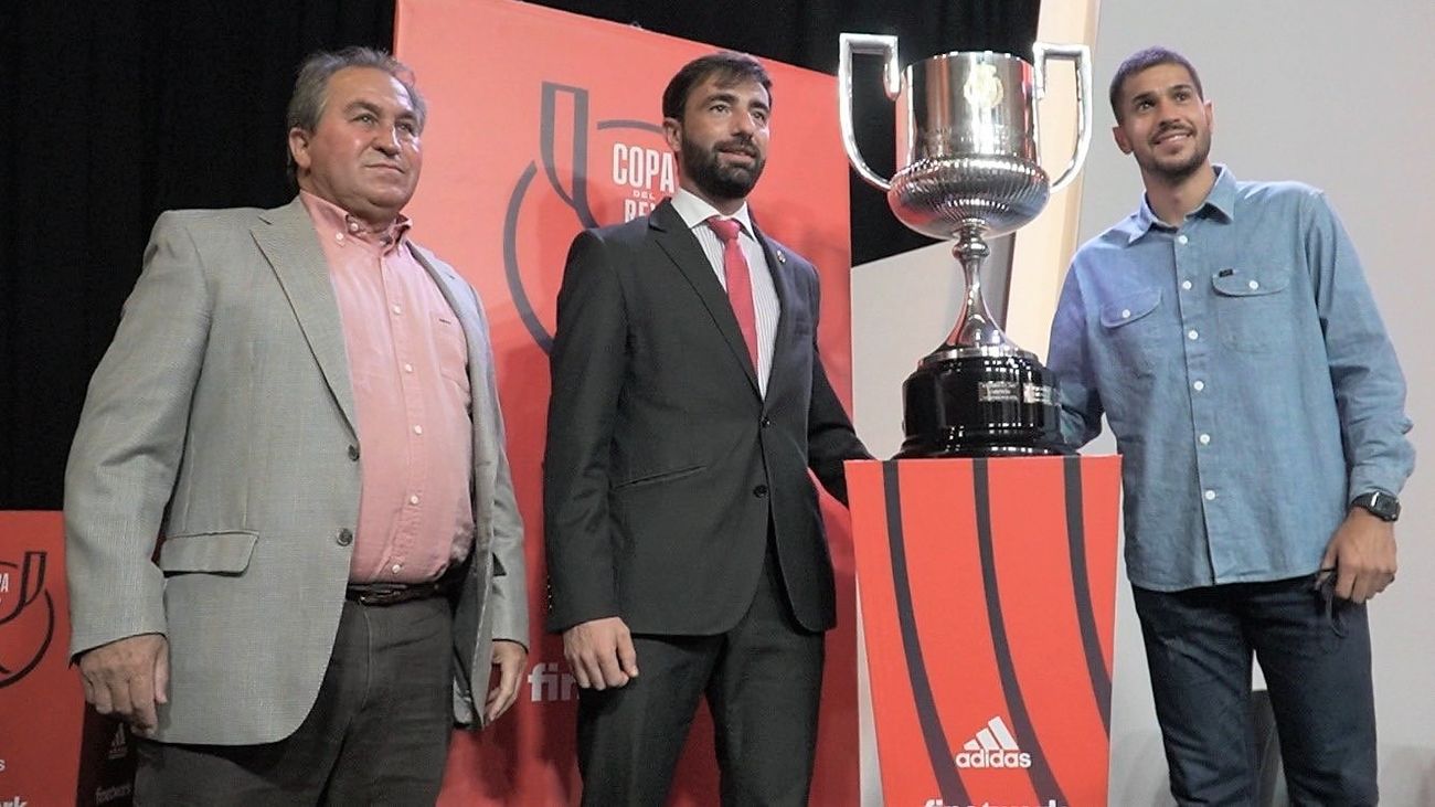 Juan Manuel García, presidente del San Agustín, a la izquierda de la foto junto a dos de sus jugadores