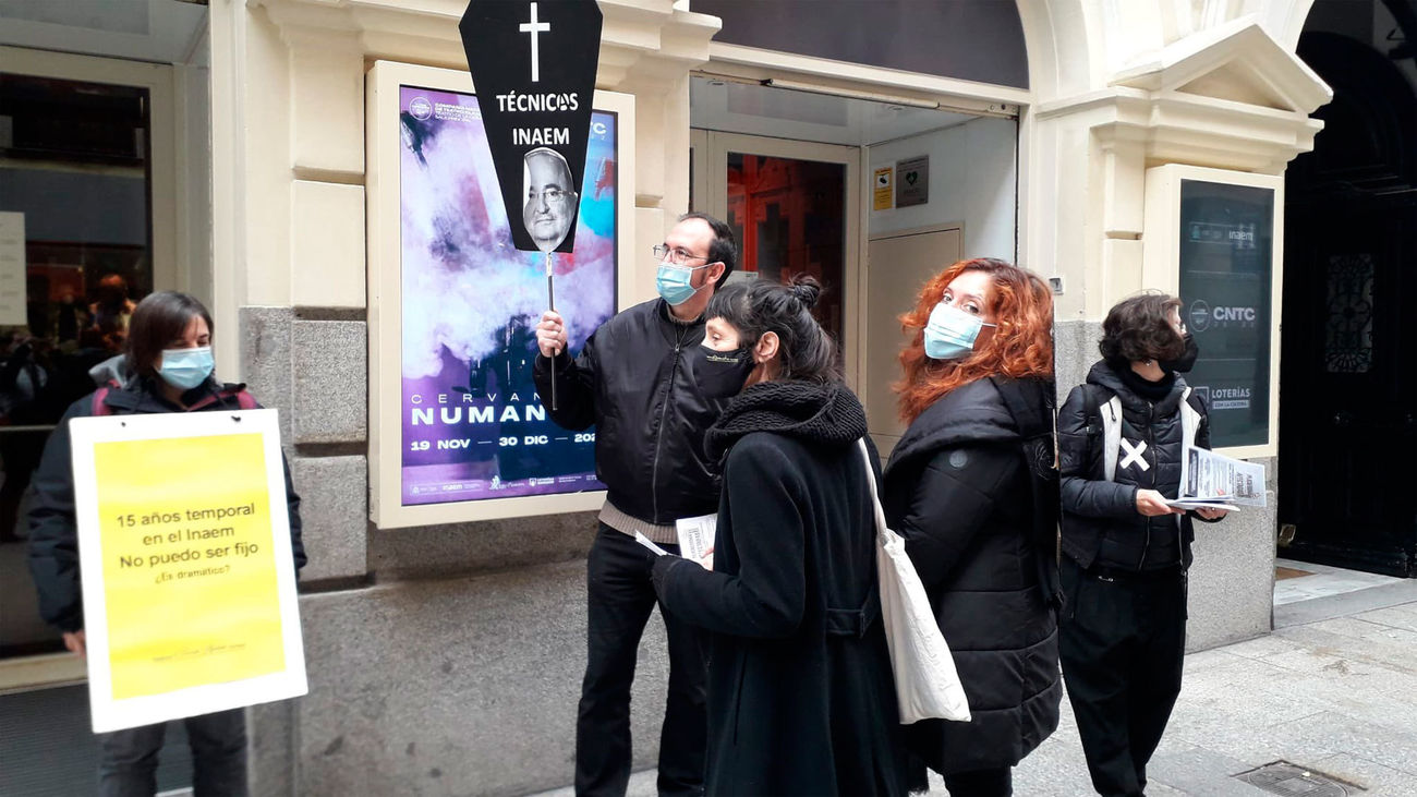 Técnicos del Inaem se concentran en las puertas del Teatro de la Comedia durante la presentación de 'Numancia'