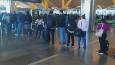 Atasco en las terminales de Madrid Barajas por la gran cantidad de viajeros y la falta de personal