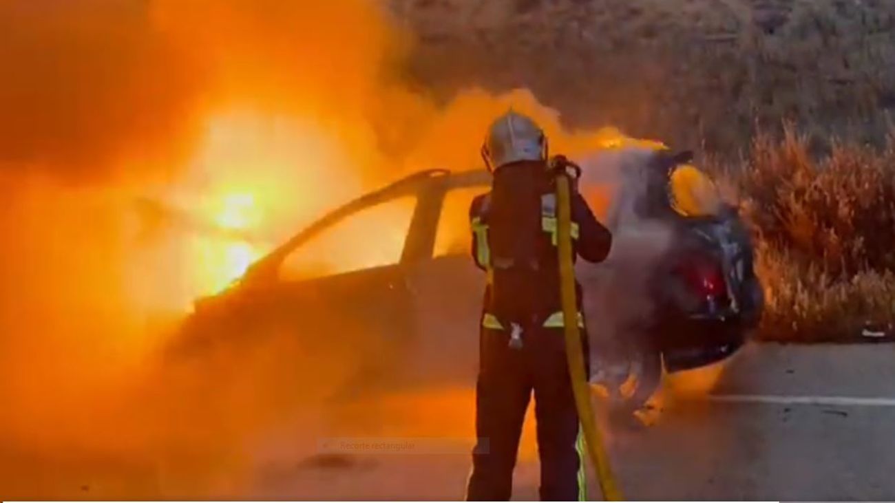Incendio de un coche en Cobeña