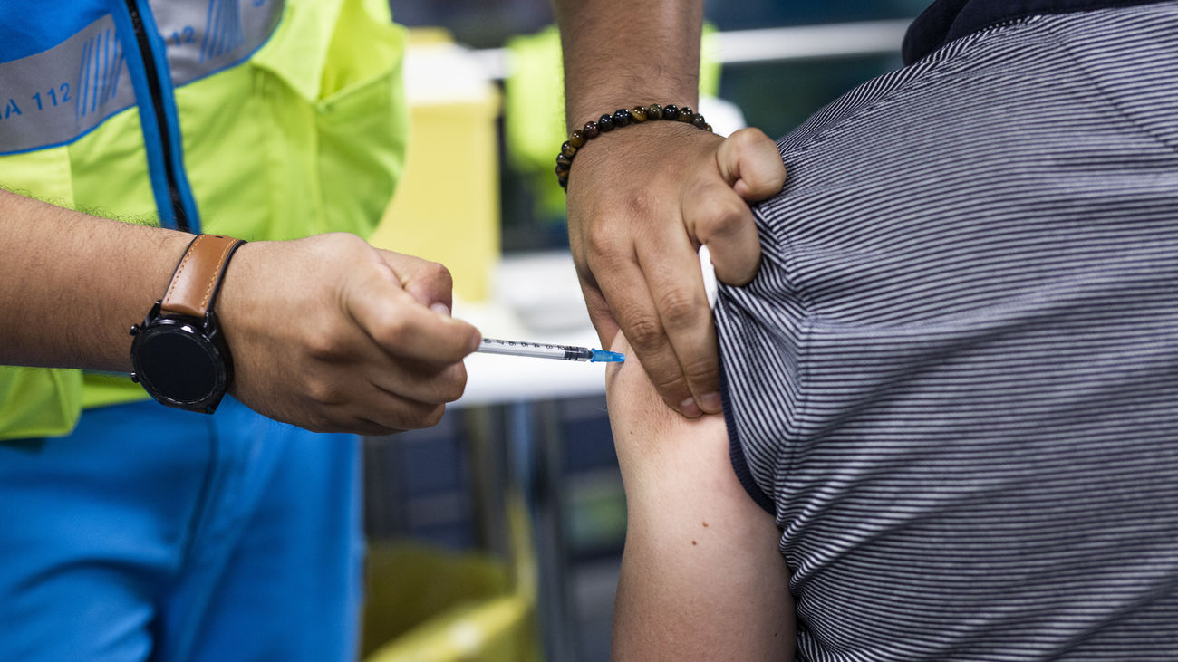 Una enfermero administra una vacuna contra la Covid