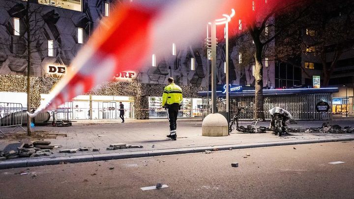Noche de violencia en Róterdam por las restricciones que alcanzan ya a Austria, Alemania y Francia