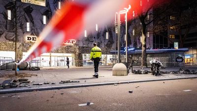 Noche de violencia en Róterdam por las restricciones que alcanzan ya a Austria, Alemania y Francia