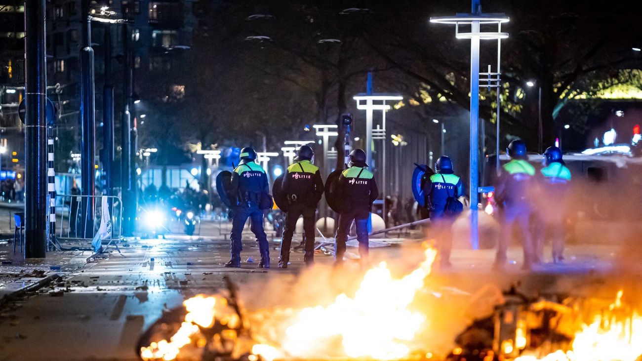 Noche de disturbios en Róterdam contras las restricciones