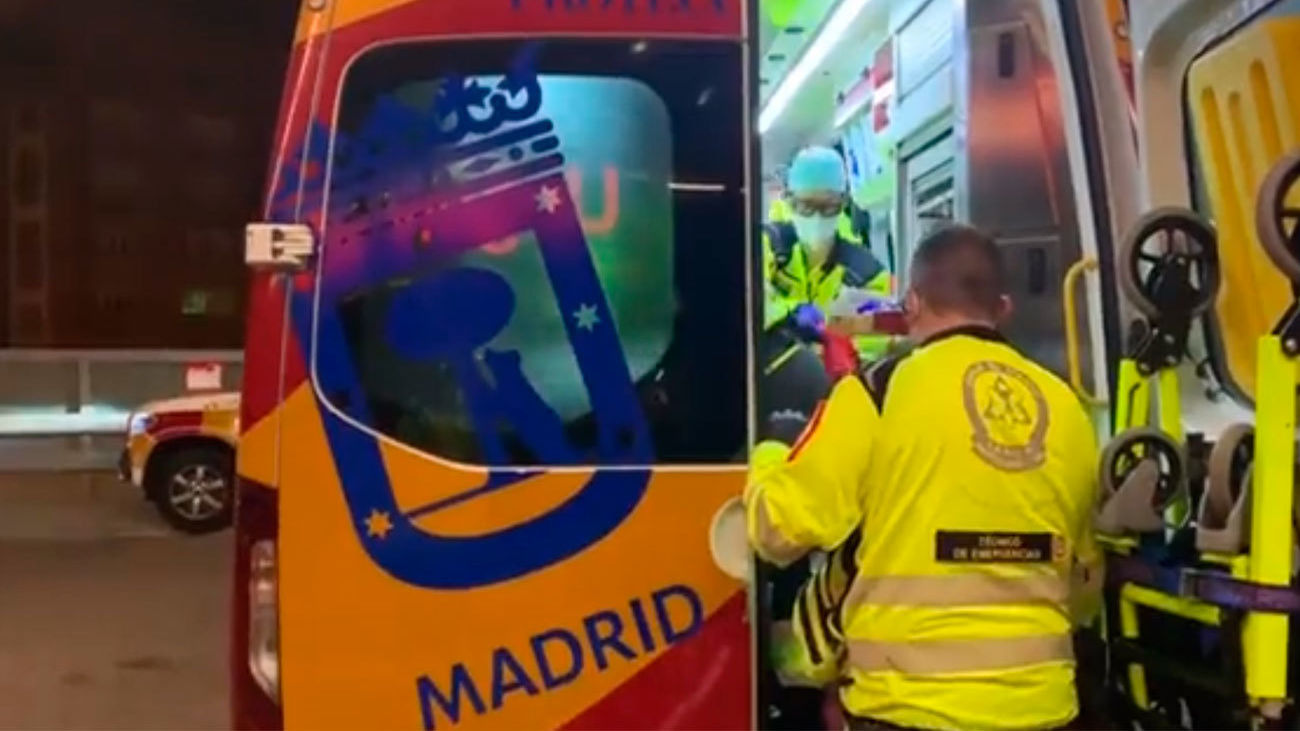 Efectivos del Samur en el lugar del atropello