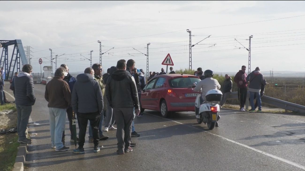 Transportistas y sector del metal mantienen sus protestas ante la falta de acuerdo