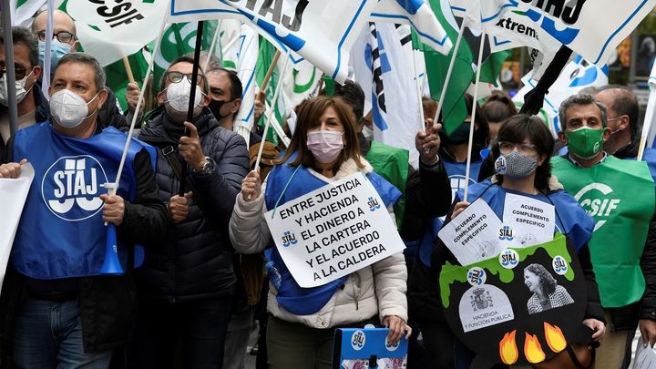 Miles de funcionarios de Justicia de España piden la equiparación salarial