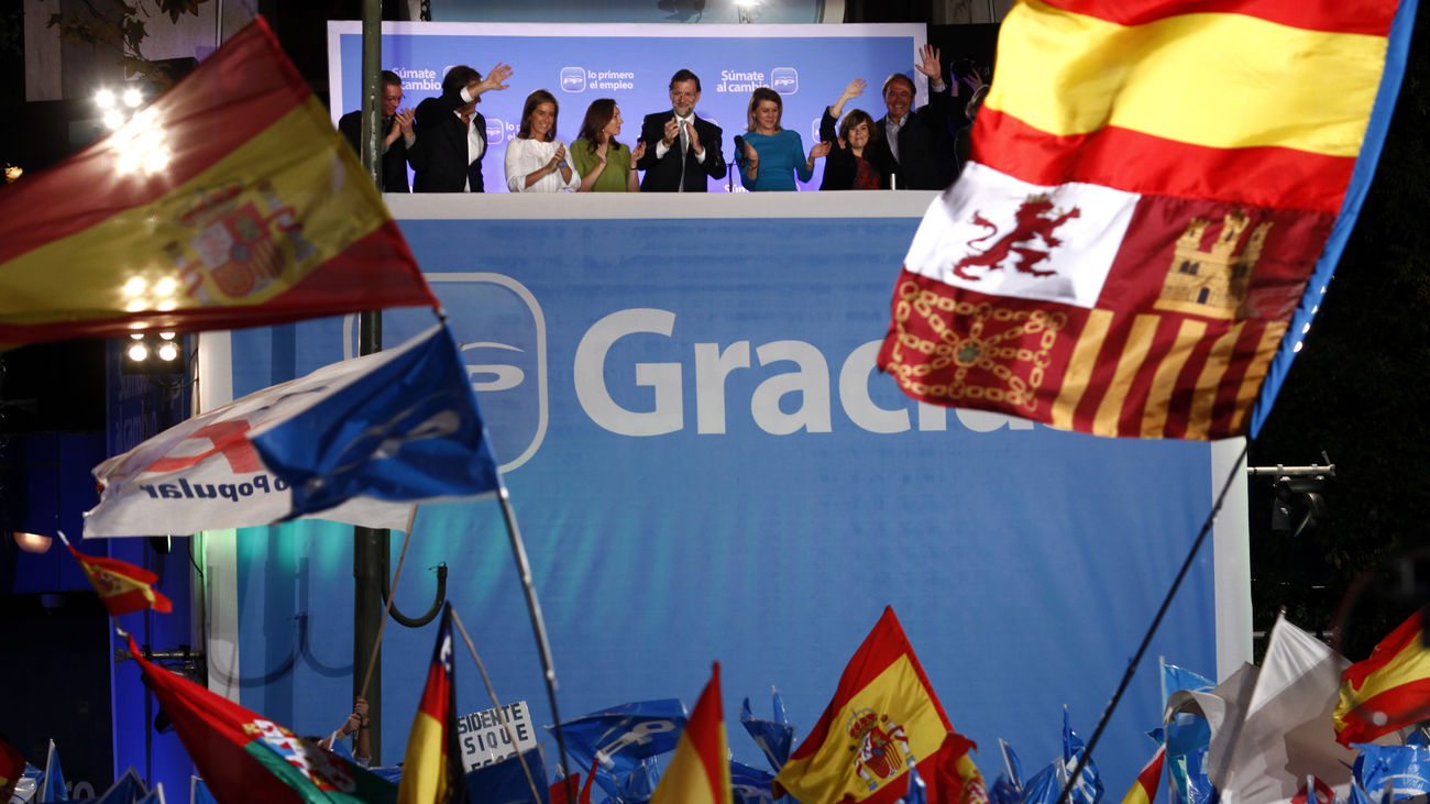 Mariano Rajoy con su equipo en la noche electoral del 20 de noviembre de 2011 tras ganar los comicios