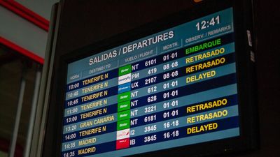 El aeropuerto de La Palma, inoperativo por la acumulación de cenizas