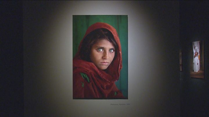 El retrato de la niña afgana y otros iconos de Steve McCurry desembarcan en Madrid