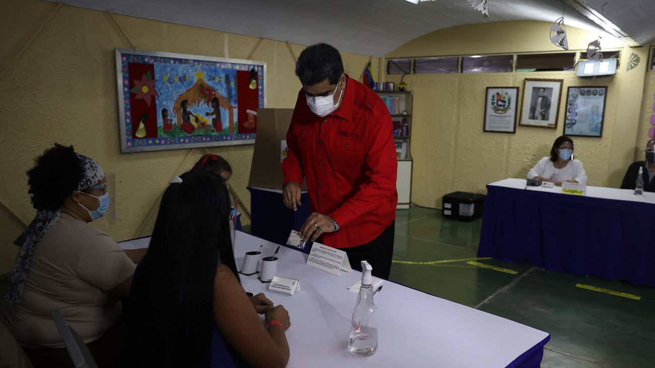 El presidente de Venezuela, Nicolás Maduro vota en un colegio electoral