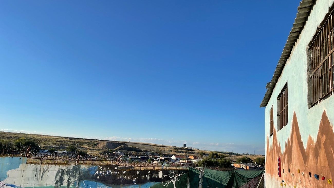 Cáritas denuncia la situación "inhumana" de las familias de la Cañada Real por la falta de luz