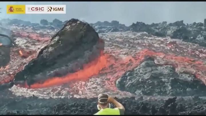 La lava del volcán de La Palma avanza ocho hectáreas y se unen dos coladas