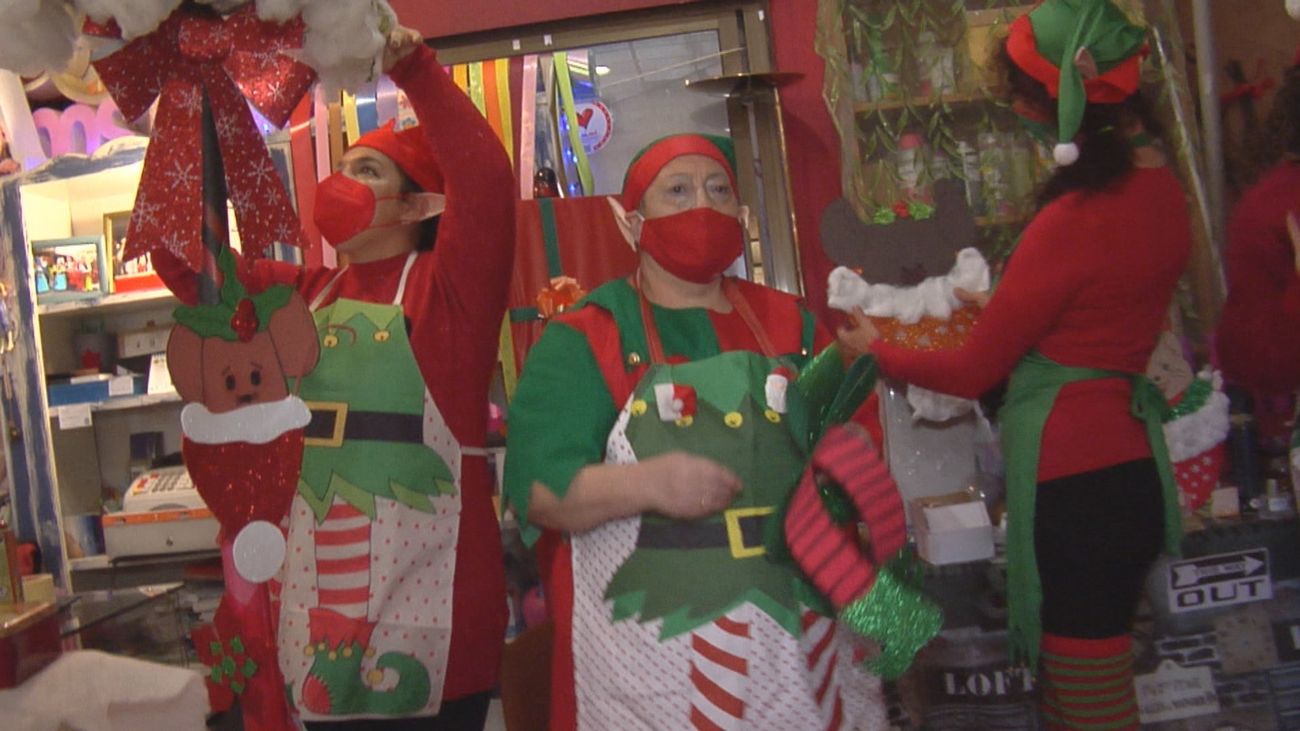 Las 'elfas de Algete' ultiman los detalles para decorar la localidad