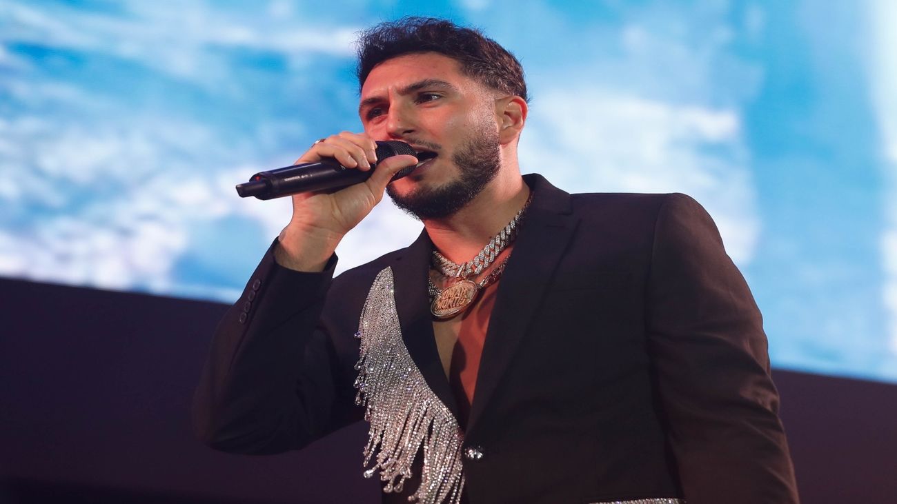 Omar Montes actúa por sorpresa en la calle para presentar su nueva canción