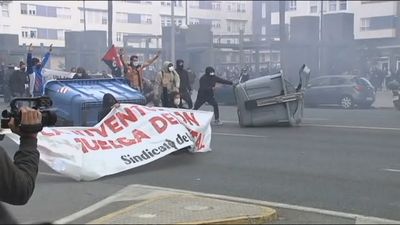Enfrentamientos entre la Policía y los manifestantes del metal que querían cortar un puente