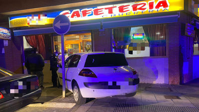 Una conductora ebria estrella su vehículo contra una churrería en Valdemoro
