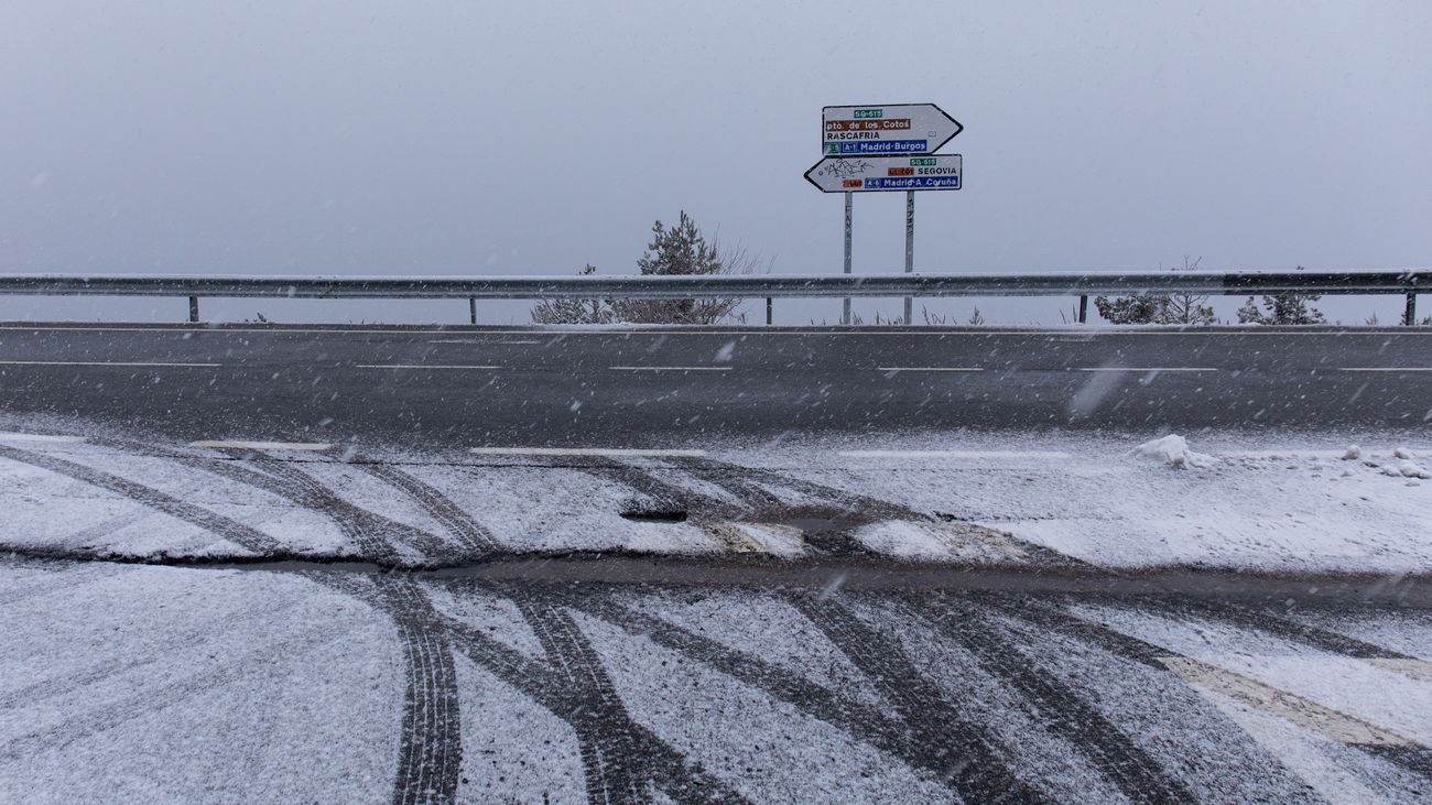 La nieve caída en la sierra provoca problemas en la M-611, a su paso por Morcuera