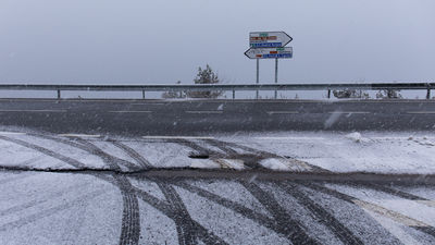 La nieve caída en la sierra provoca problemas en la M-611, a su paso por Morcuera