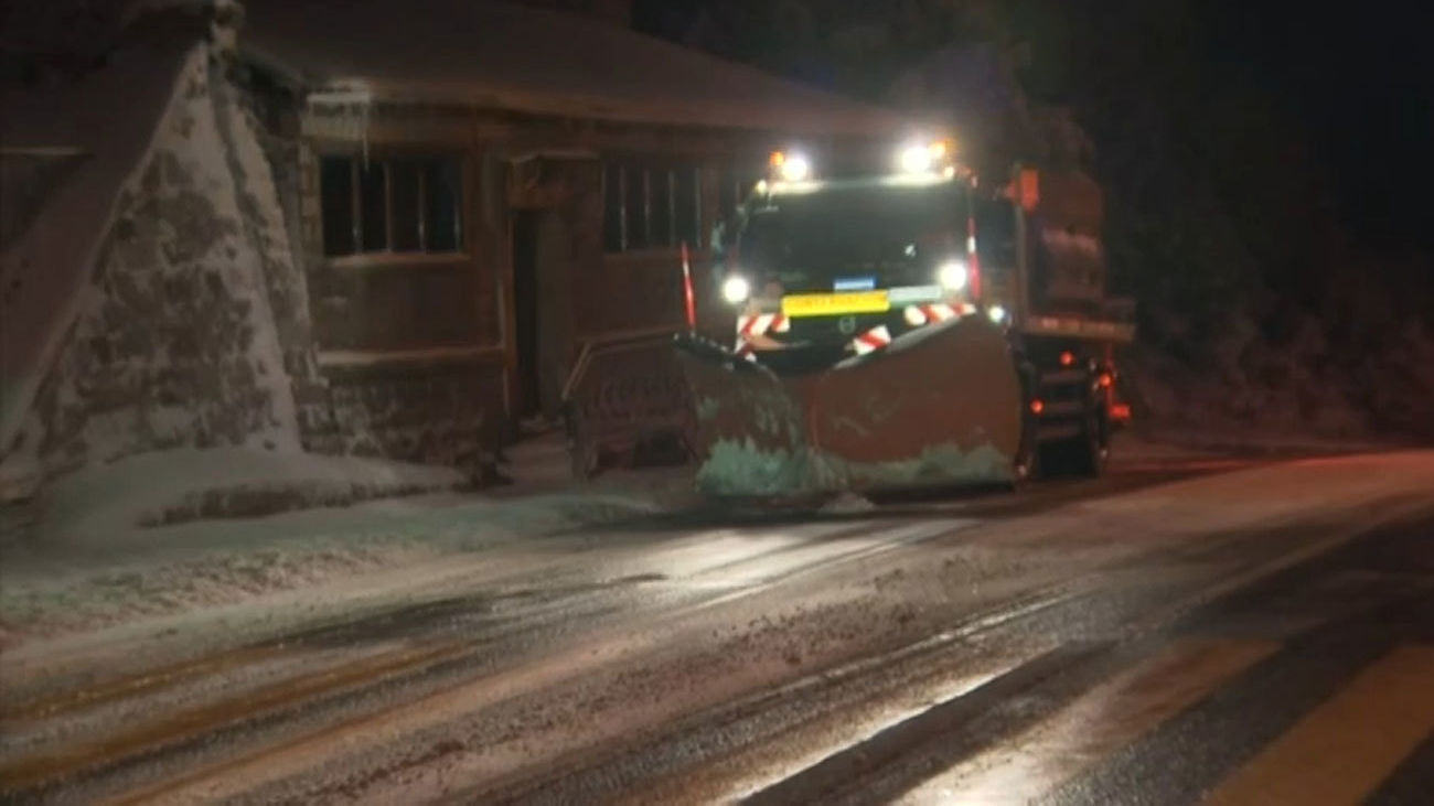Los puertos de Navacerrada y La Morcuera amanecen cubiertos de un manto de 10 cm de nieve