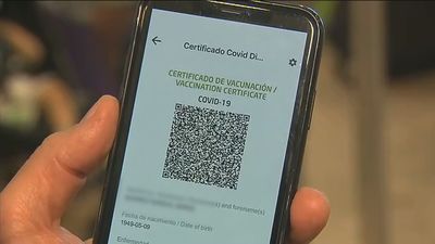 El Govern catalán amplía el uso del certificado Covid a restauración, gimnasios y residencias