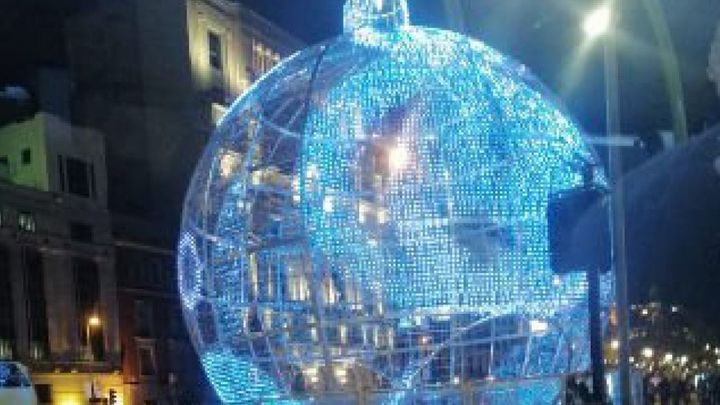 Gran bola de Navidad del edificio Metrópolis / AYTO. MADRID